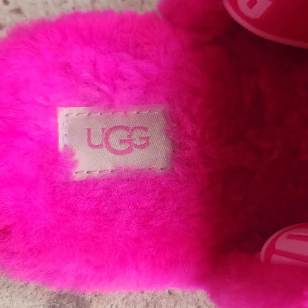 UGG VIBRANT PINK FUZZY SLIPPERS Size 4. - Picture 7 of 9